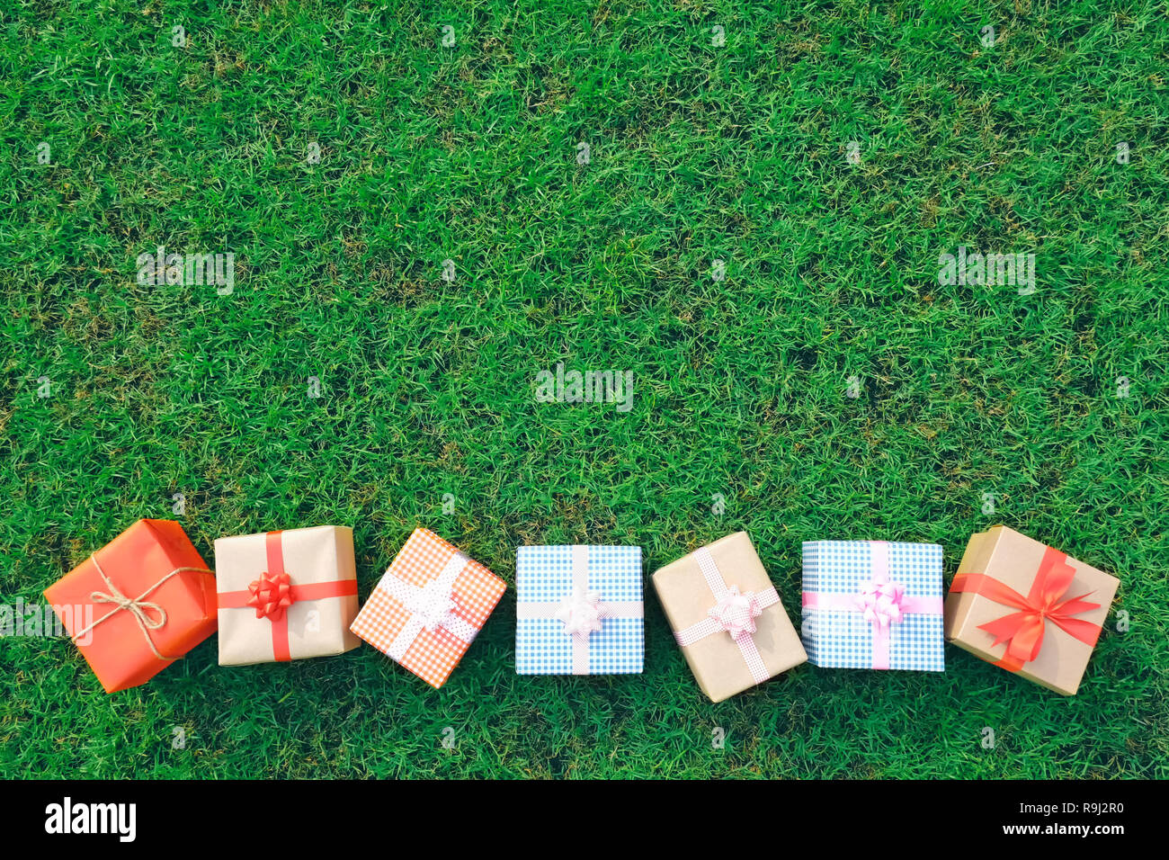 Confezione regalo sul prato verde per il Natale e il nuovo anno, il giorno di san valentino o anniversario di giorno e di avere uno spazio di copia per il design nel suo concetto di lavoro. Foto Stock
