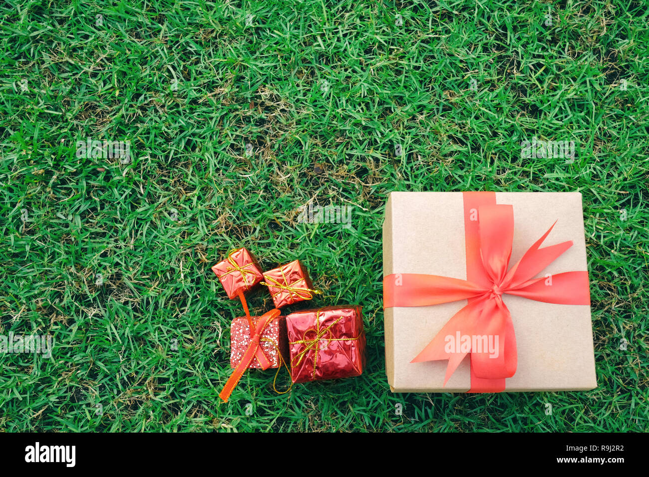 Confezione regalo sul prato verde per il Natale e il nuovo anno, il giorno di san valentino o anniversario di giorno e di avere uno spazio di copia per il design nel suo concetto di lavoro. Foto Stock