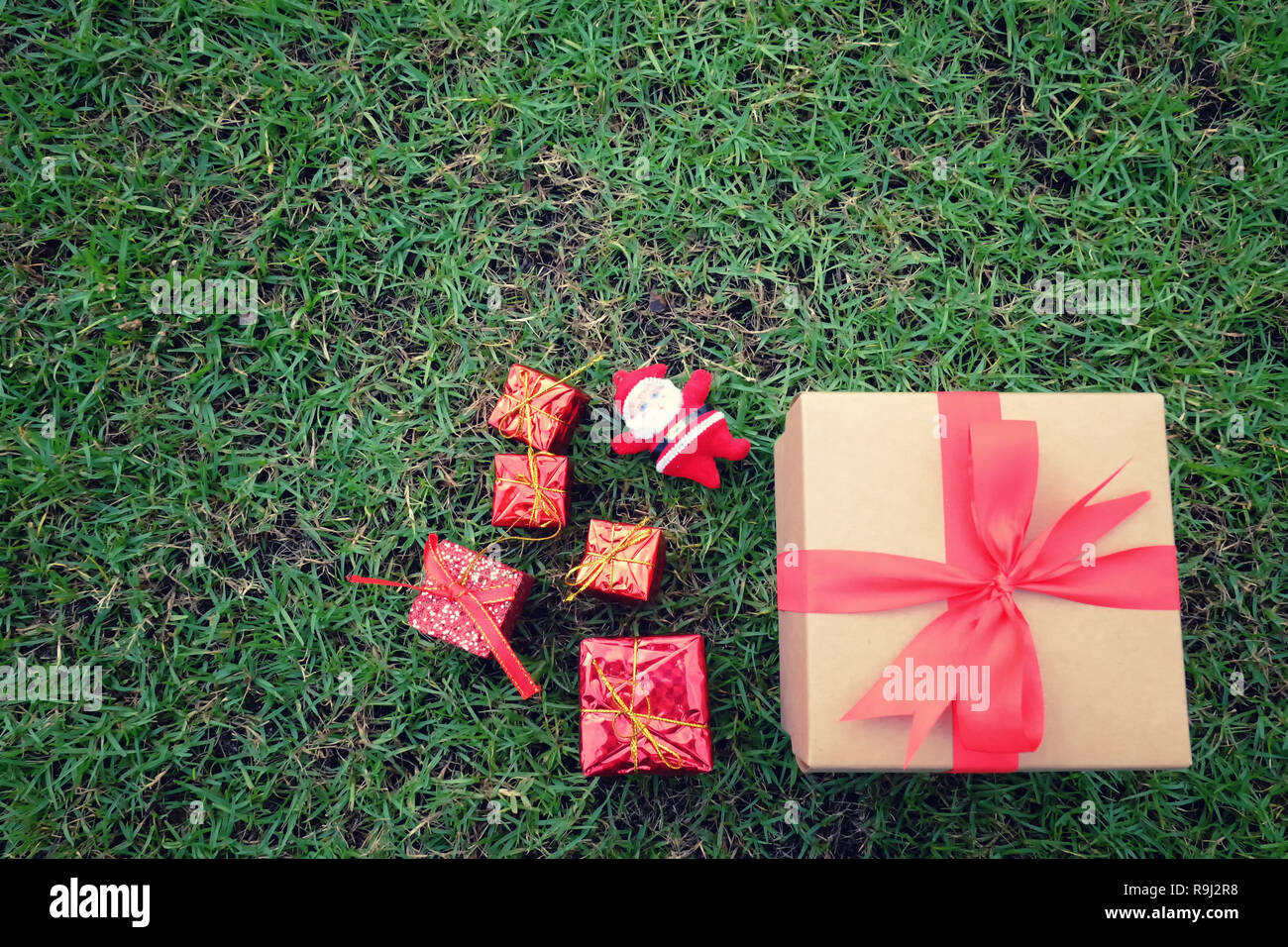 Confezione regalo sul prato verde per il Natale e il nuovo anno, il giorno di san valentino o anniversario di giorno e di avere uno spazio di copia per il design nel suo concetto di lavoro. Foto Stock