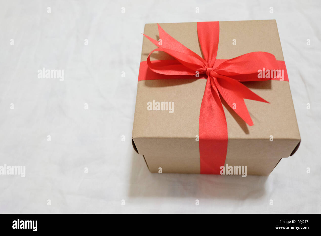Brown box regalo in tessuto grigio per Natale e Capodanno, il giorno di san valentino o anniversario di giorno e di avere uno spazio di copia per il design nel suo concetto di lavoro. Foto Stock