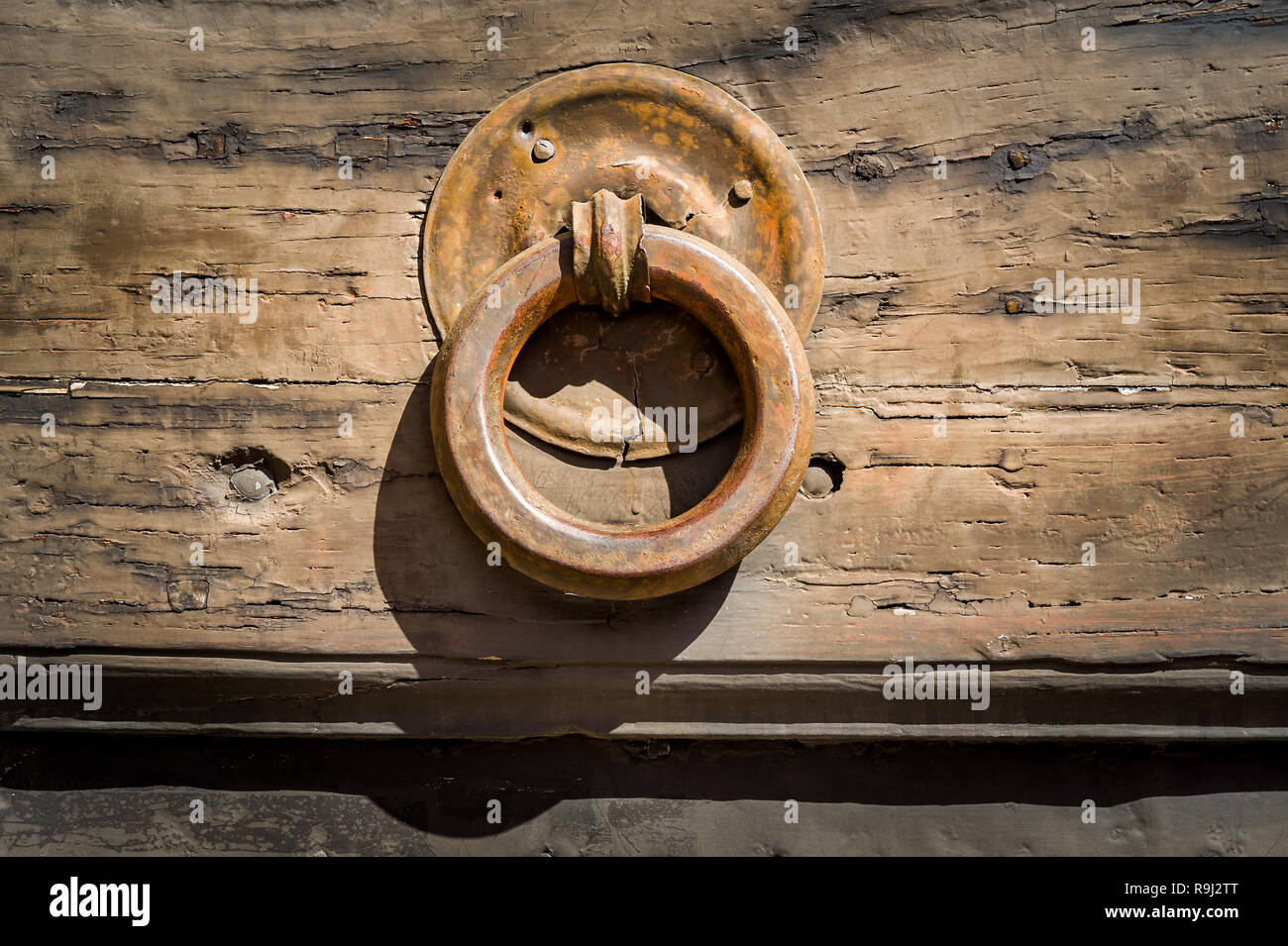 Vintage rusty anello porta della fortezza di Certaldo cancelli. Toscana, Italia. Foto Stock