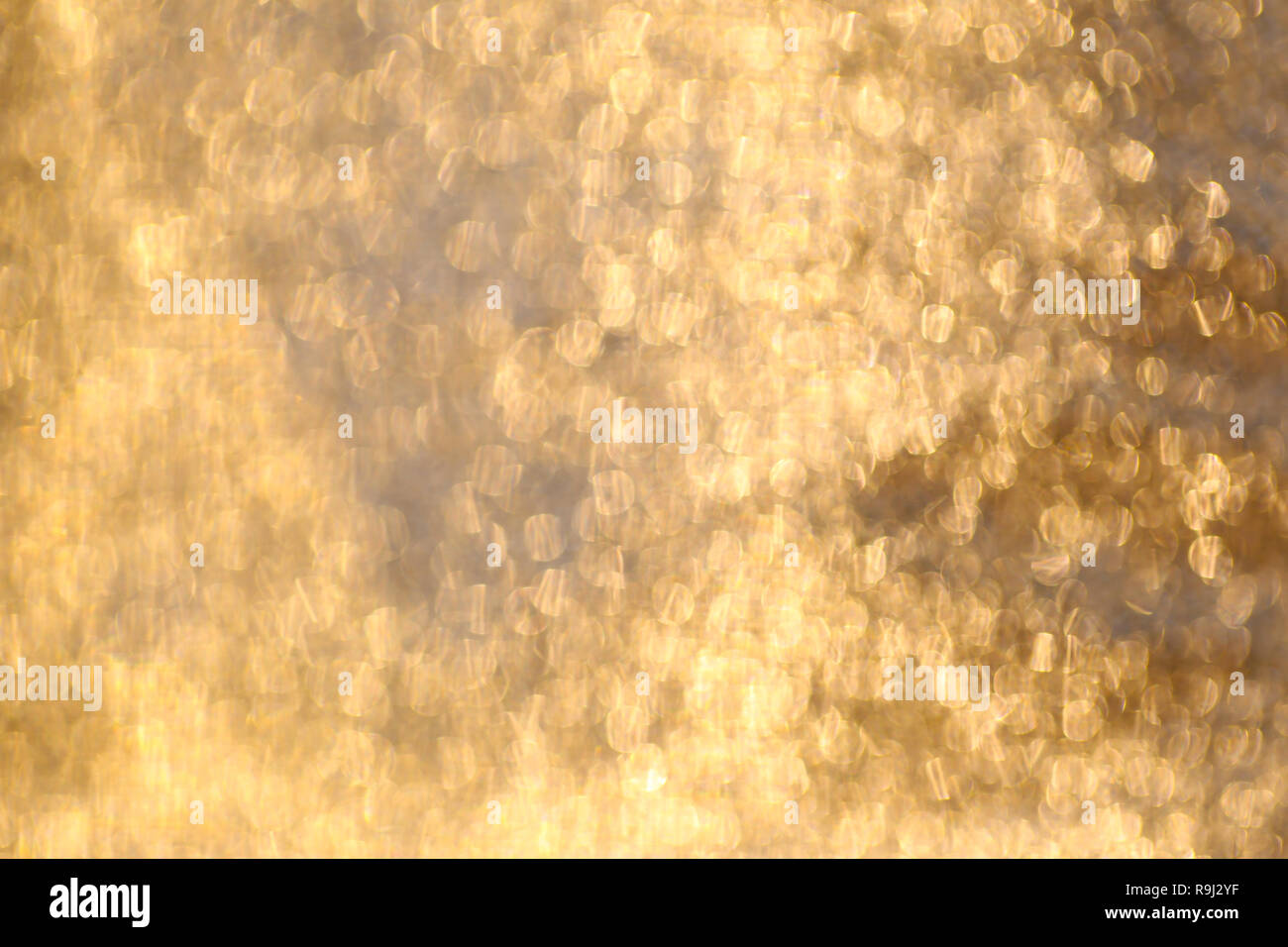 Natale oro astratto sfondo bokeh di fondo con il colore della luce in blur per il design nel tuo lavoro anno nuovo concetto. Foto Stock