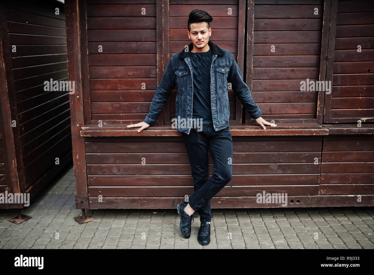 Bello e alla moda uomo indiano in nero jeans giacca poste all'esterno Foto  stock - Alamy
