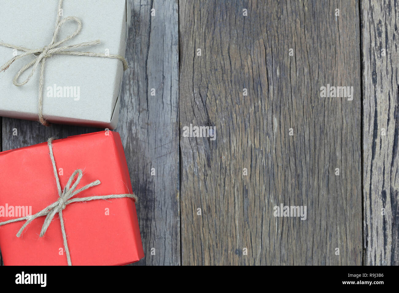 Confezione regalo con pavimento in legno e dispone di spazio copia per la progettazione nel concetto di Natale. Foto Stock