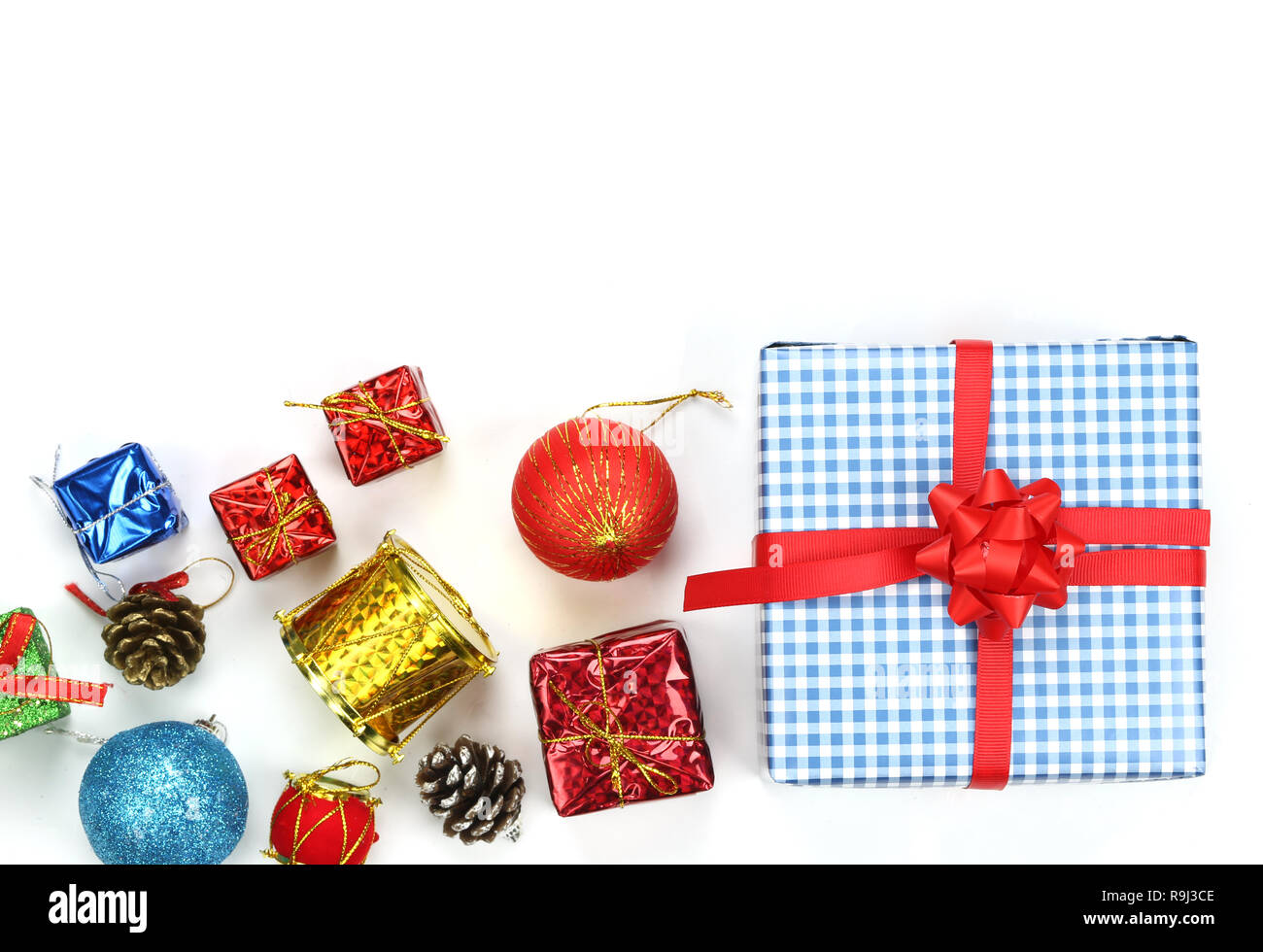 Decorazione di natale e blue box regalo su sfondo bianco e avere copia lo spazio per il design nel suo concetto di lavoro. Foto Stock