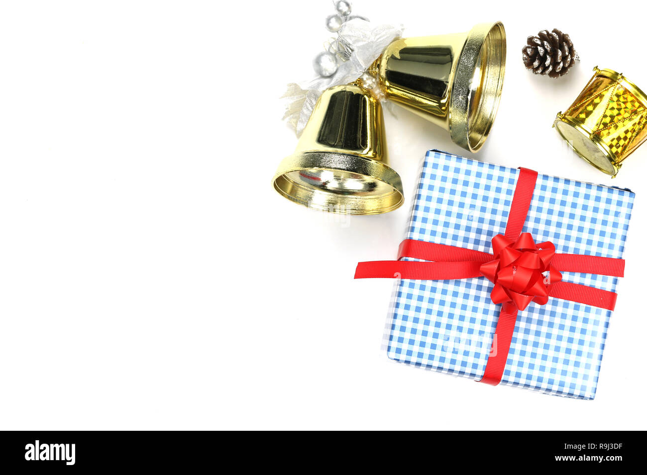 Campana d'oro del Natale e del blue box regalo su sfondo bianco e avere copia lo spazio per il design nel suo concetto di lavoro. Foto Stock