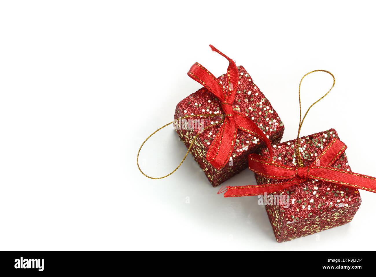 Confezione regalo rossa del Natale e del nuovo anno su sfondo bianco e avere copia lo spazio per il design nel suo concetto di lavoro. Foto Stock