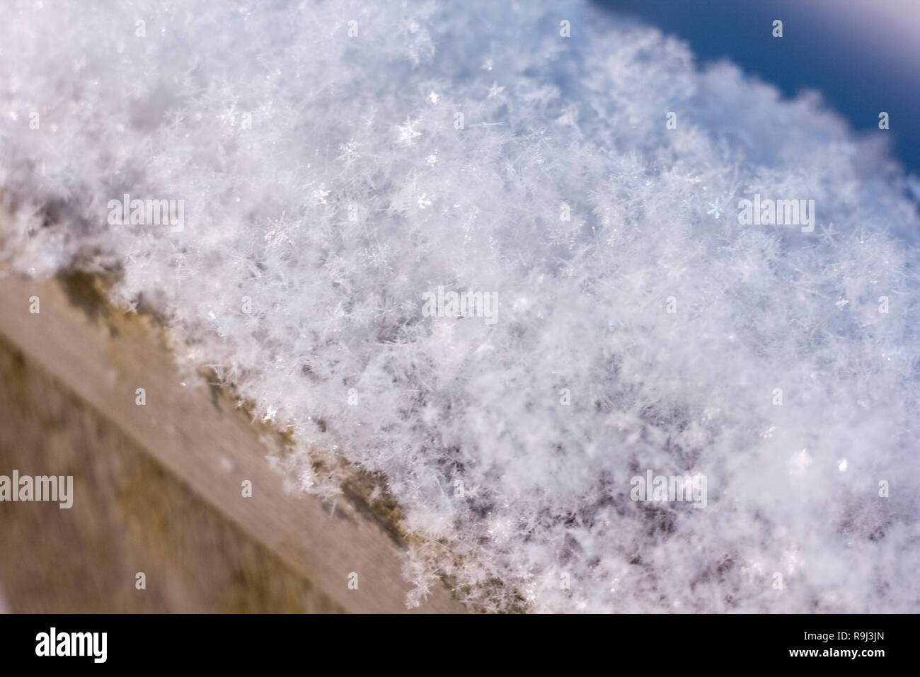 Brillante coperte di neve superficie ruvida . Close up Foto Stock