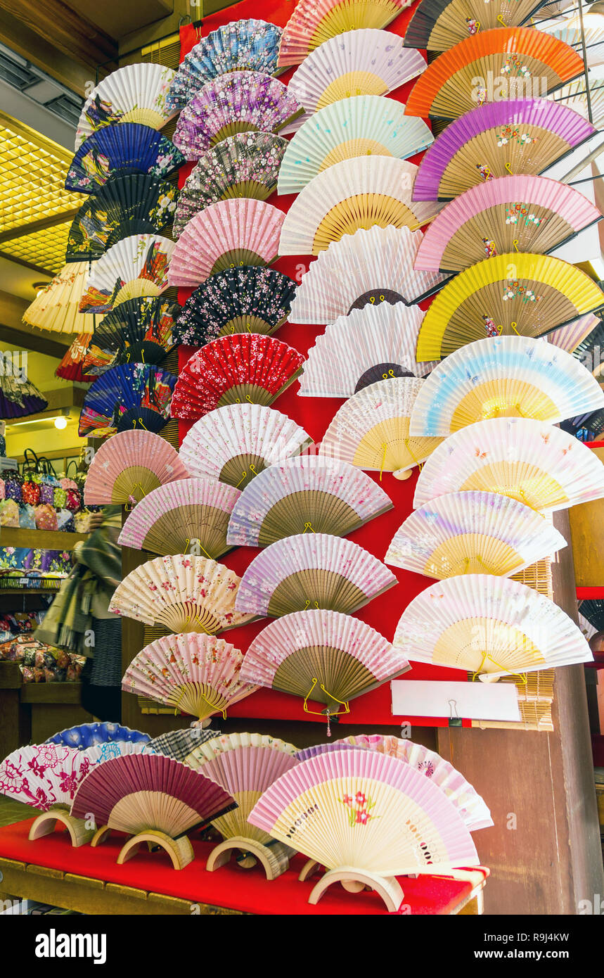 Colorata, decorativi tifosi giapponesi in vendita in un negozio in Giappone Foto Stock