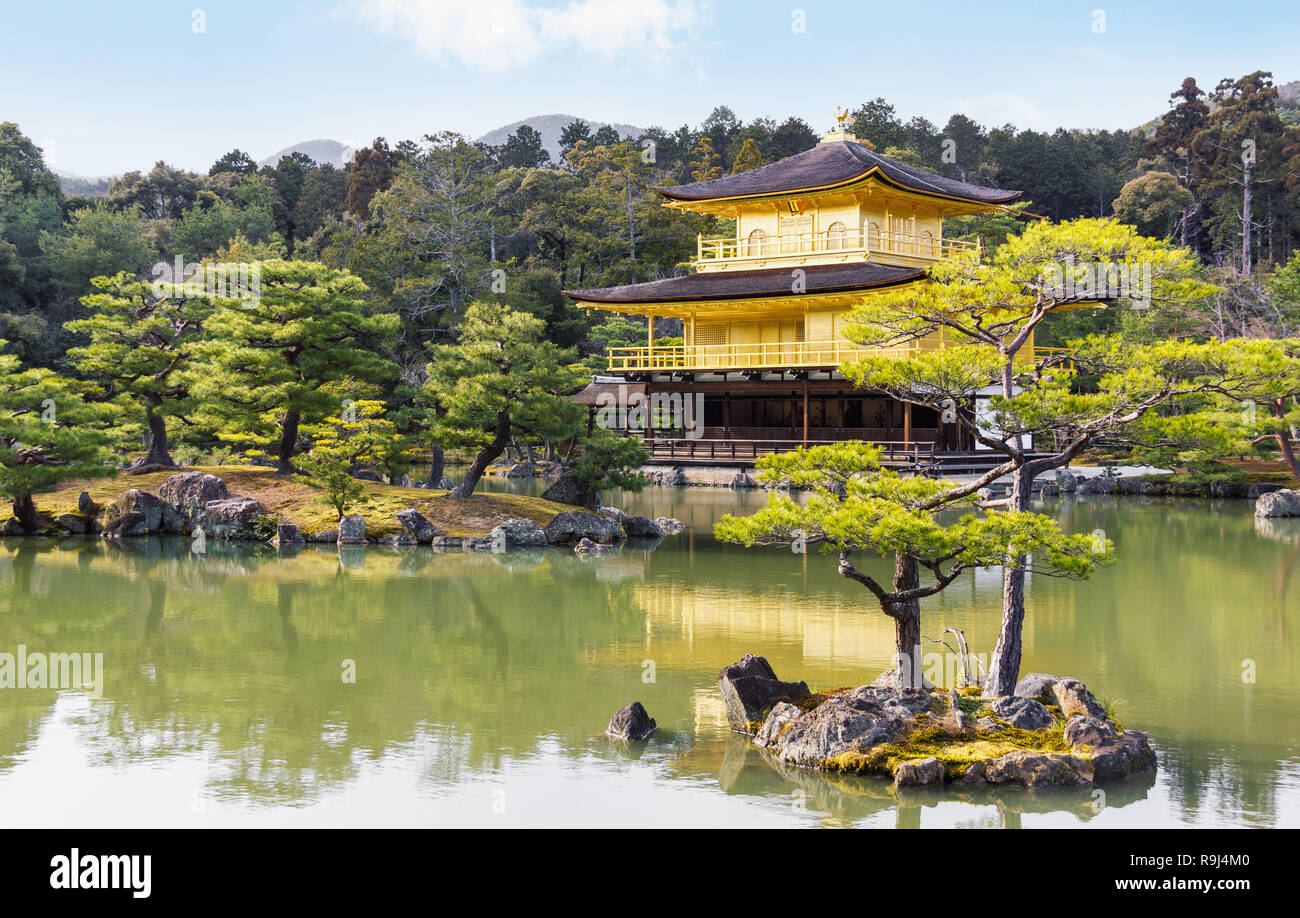 Il pittoresco scenario paesaggistico di Kinkakuji, un famoso tempio d'oro Padiglione a Kyoto, Giappone sulla calma giorno di estate Foto Stock