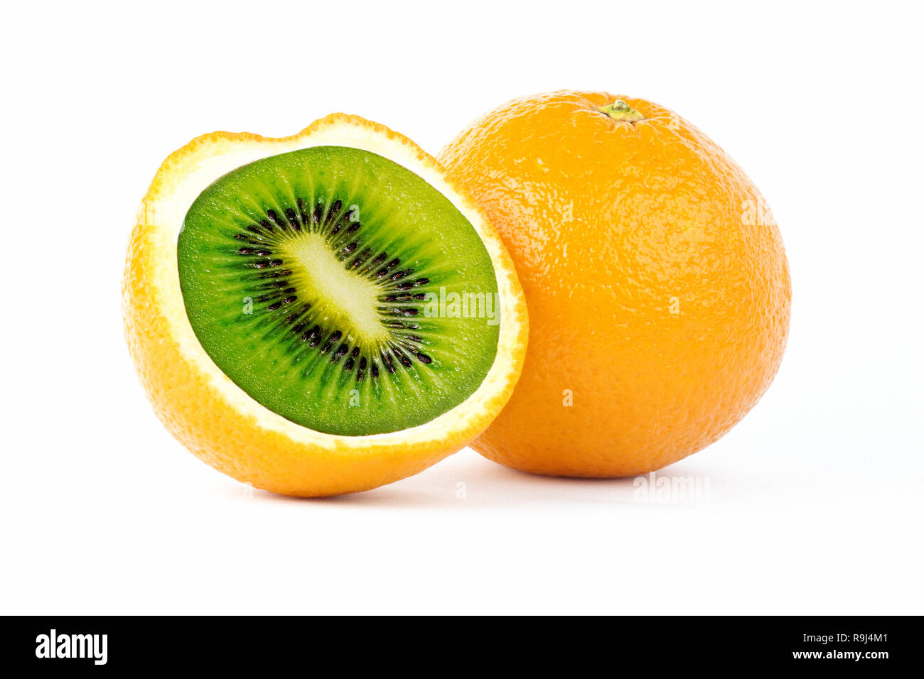 Fotografia creativa la manipolazione di fettine di arancio con kiwi verde all'interno isolato su sfondo bianco Foto Stock