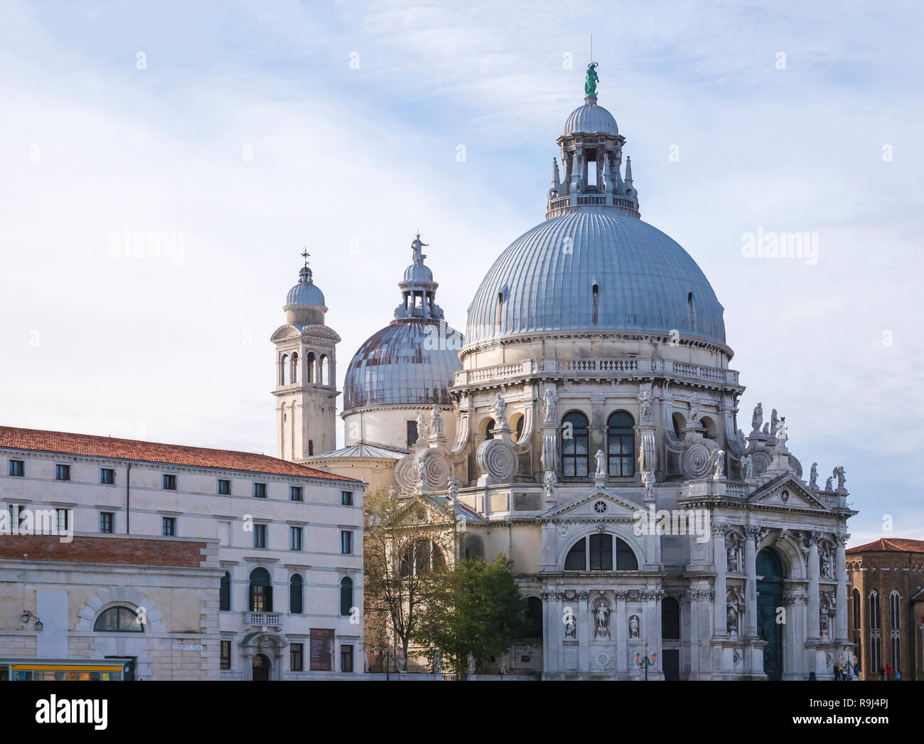 Venezia, Italia, Nov 1° 2018: Chiesa di Santa Maria della Salute, Basilica o facciata o di vista esterna. Panoramica sul lato esterno vista dal canale. Il barocco veneziano o architettura italiana. Foto Stock