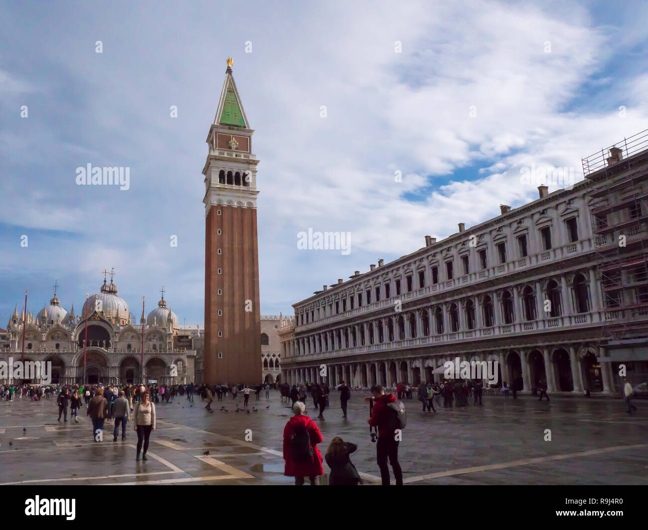 Venezia, Italia, Nov 1° 2018: San Marco o in Piazza San Marco o Piazza e campana o torre di osservazione con il classico italiano vintage street lanterne. Bella vista prospettica. Giorno, estate, persone Foto Stock