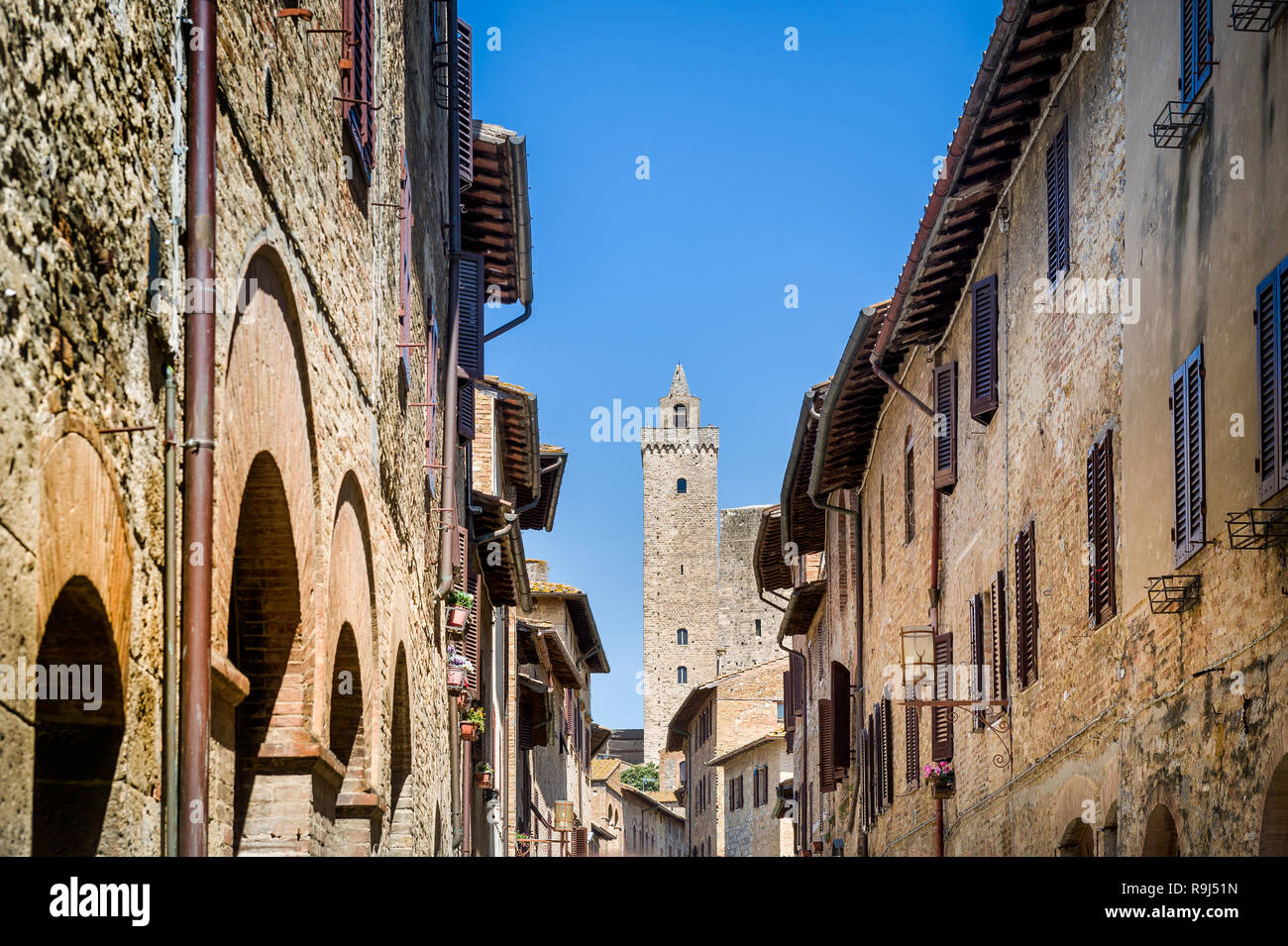 San Gimignano città vecchia strada. Popolare cittadina turistica in Toscana, Italia. Foto Stock