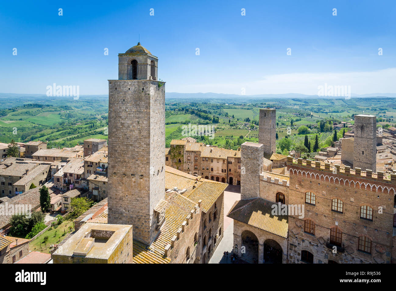 Vista aerea di San Gimignano città vecchia di torri e campi di Toscana. L'Italia. Foto Stock