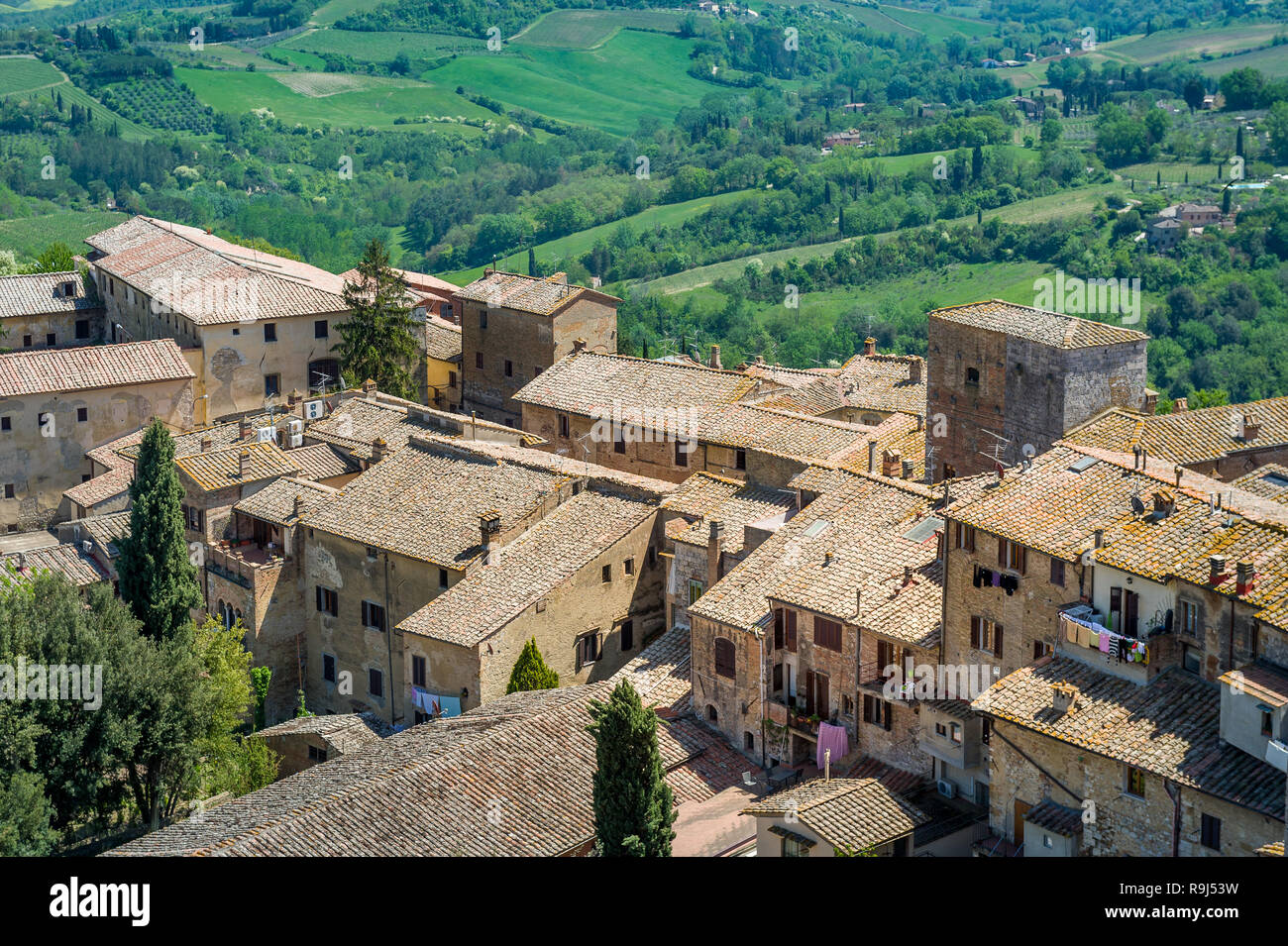 Vista aerea di San Gimignano vecchie case. Viaggi destinazioni turistiche della Toscana, Italia. Foto Stock
