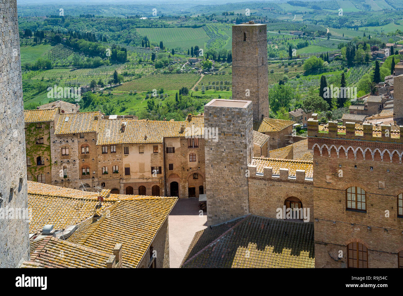 Antica fortezza di mura e torri di San Gimignano fortezza. Toscana, Italia. Foto Stock