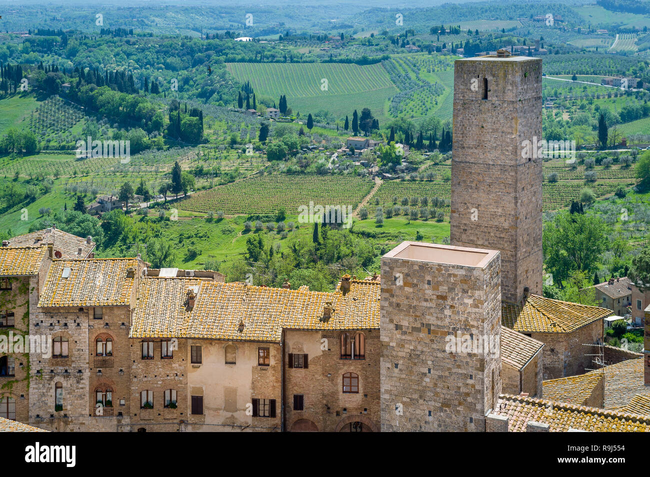 San Gimignano fortezza e la Toscana campi vista dalla torre. L'Italia. Foto Stock