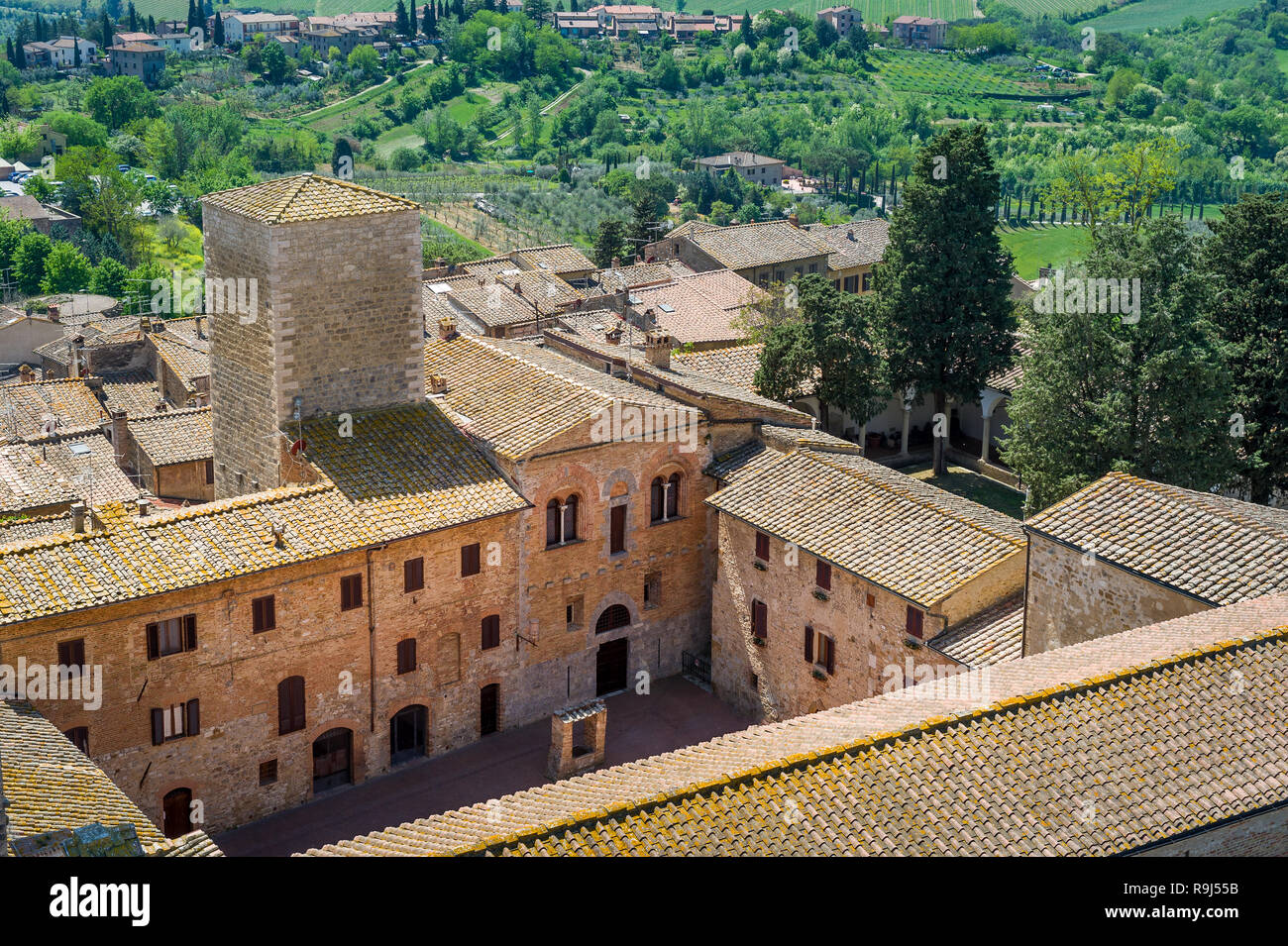 San Gimignano città vecchia vista dalla torre fortezza. Famoso centro turistico e attrazioni storiche della Toscana, Italia. Foto Stock