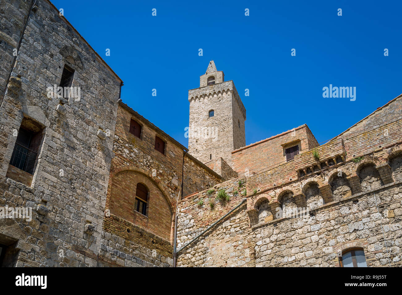 La fortezza medievale di San Gimignano antiche mura e la torre vista. Regione Toscana, Italia. Foto Stock