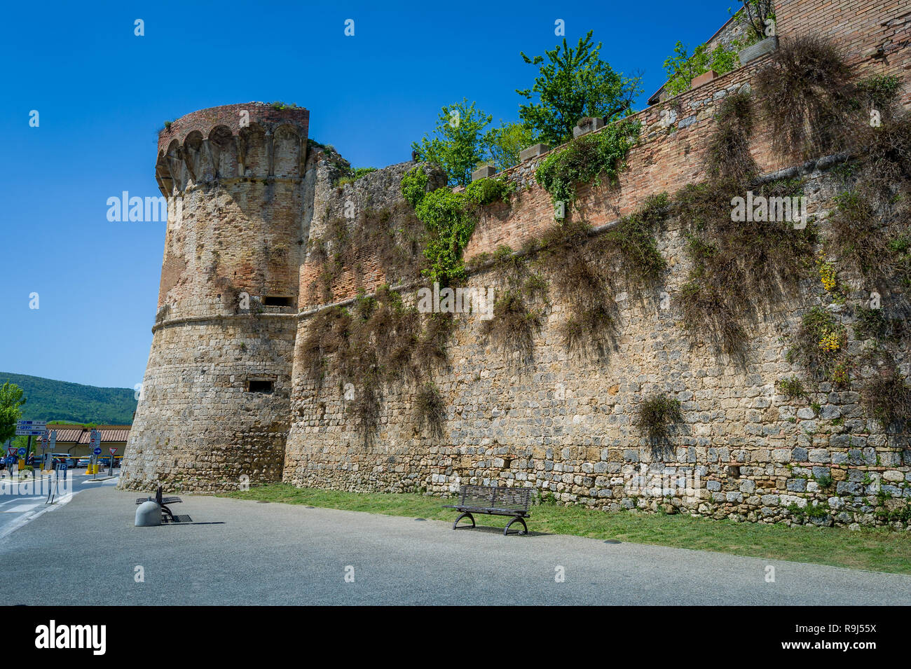 Esterno di mura di San Gimignano fortezza e comune. Toscana, Italia. Foto Stock