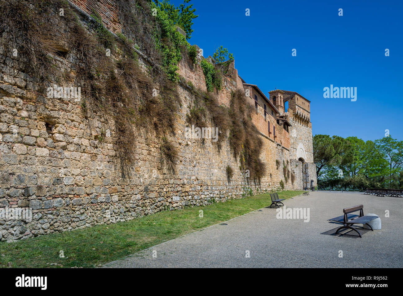 Parete di ingresso di San Gimignano fortezza medievale. Attrazioni storiche della regione Toscana, Italia. Foto Stock