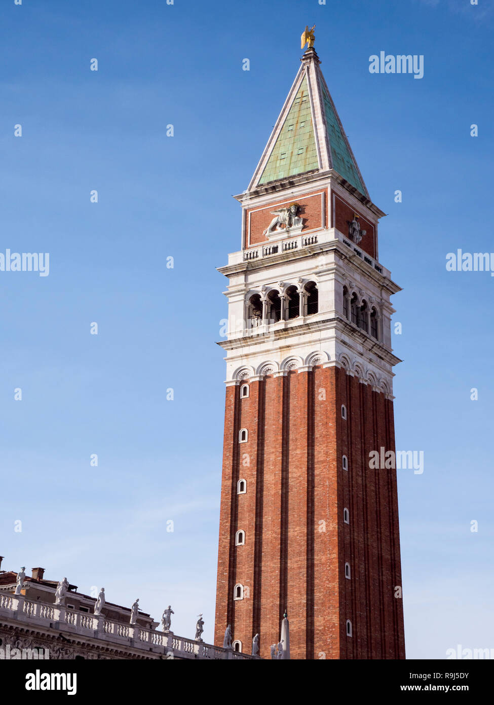 Venezia, Italia, Nov 1° 2018: San Marco o in Piazza San Marco o Piazza e campana o torre di osservazione. Bellissima prospettiva vista verticale. Giorno d'estate. Foto Stock