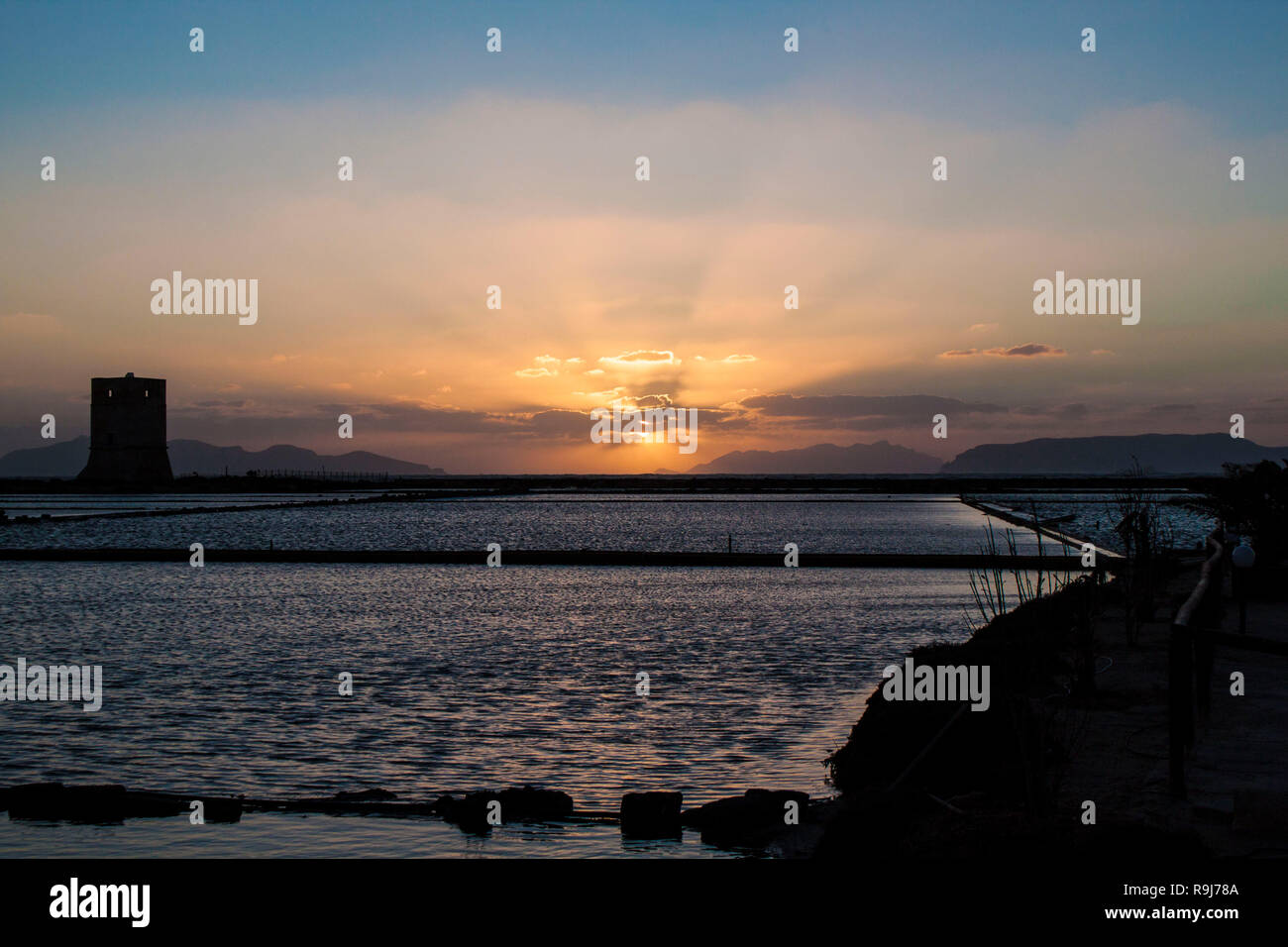 Tramonto a Trapani la soluzione salina Foto Stock