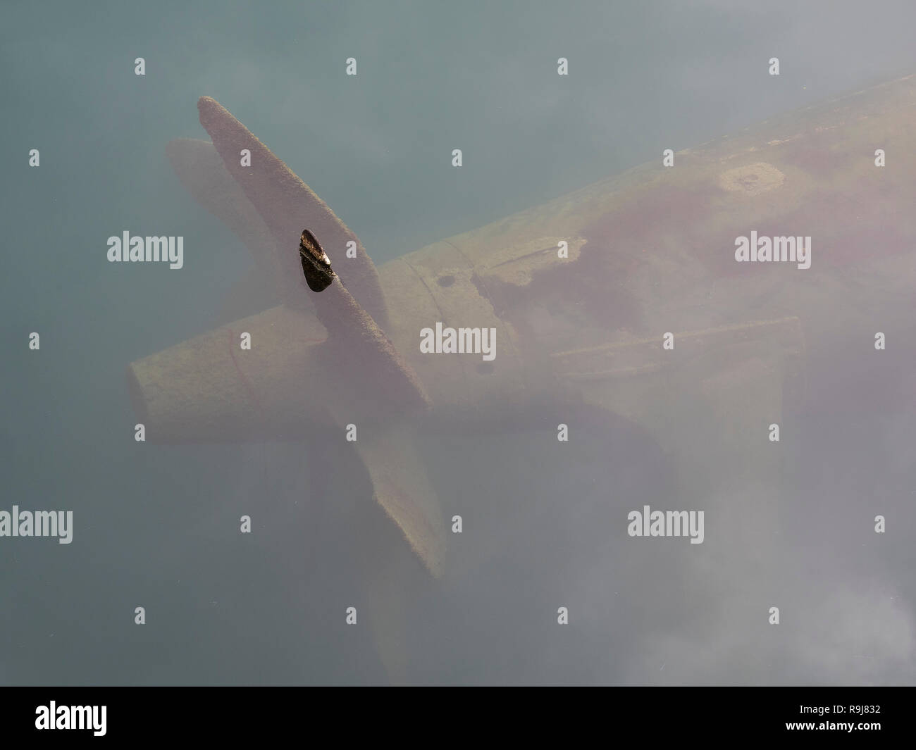 Multi portpropeller lama di una vecchia guerra sommergibile semi-sommersa nelle acque del porto Foto Stock