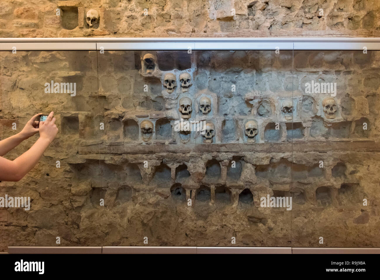 Turistica prendendo foto di teschi nella torre del cranio, Nis Serbia Foto Stock