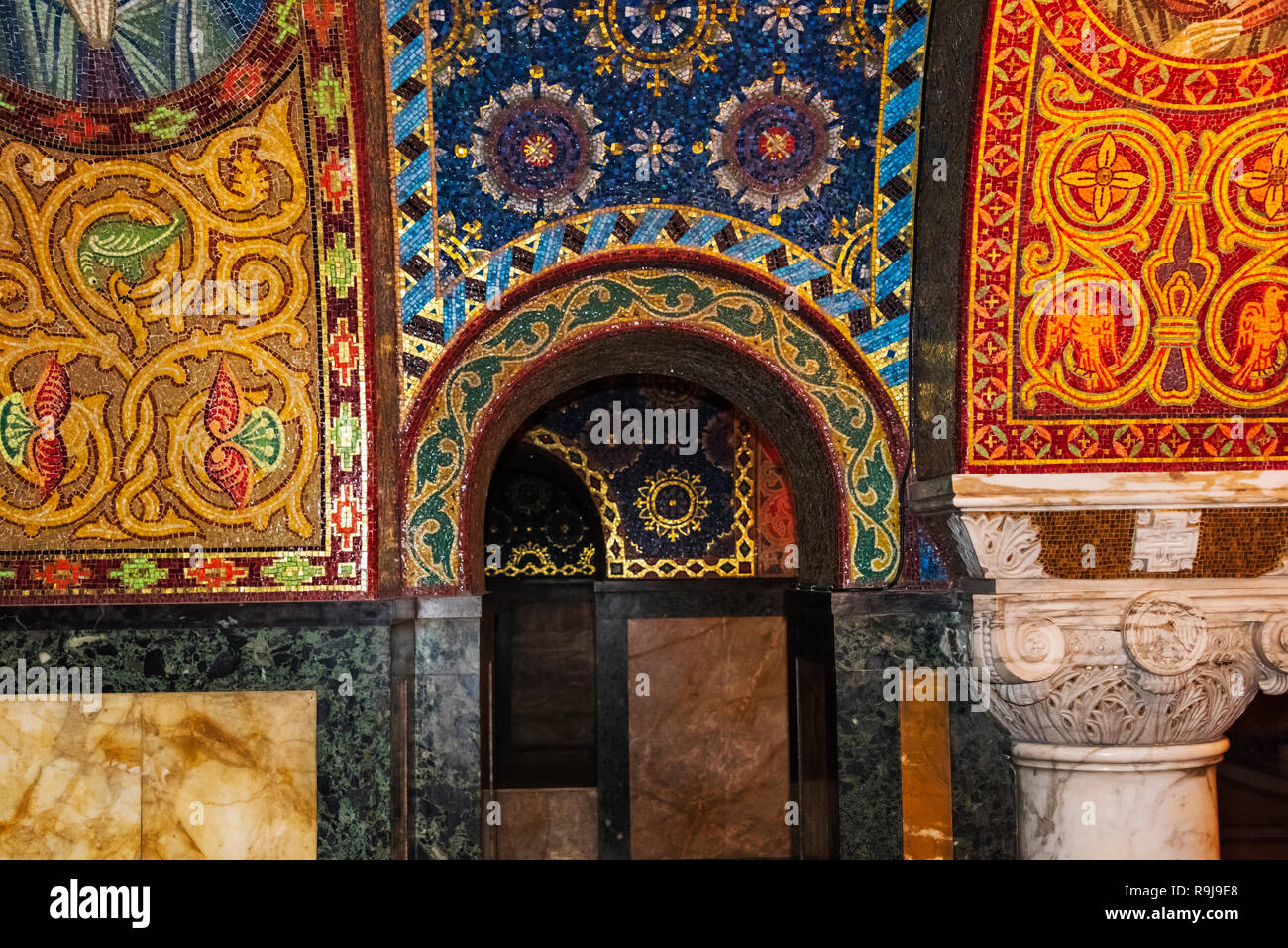 Cripta all'interno Oplenac Mausoleo Reale, noto anche come chiesa di San Giorgio, Topola, Serbia Foto Stock