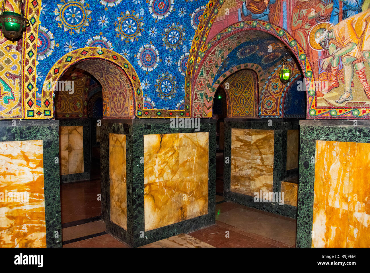 Mosaico pittura all'interno di Oplenac Mausoleo Reale, noto anche come chiesa di San Giorgio, Topola, Serbia Foto Stock