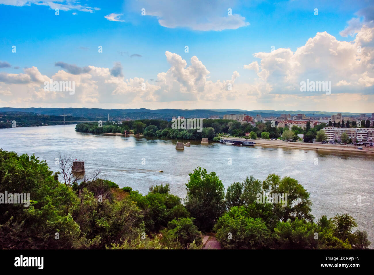 Edifici sulla rive del fiume Danubio, Novi Sad Serbia Foto Stock