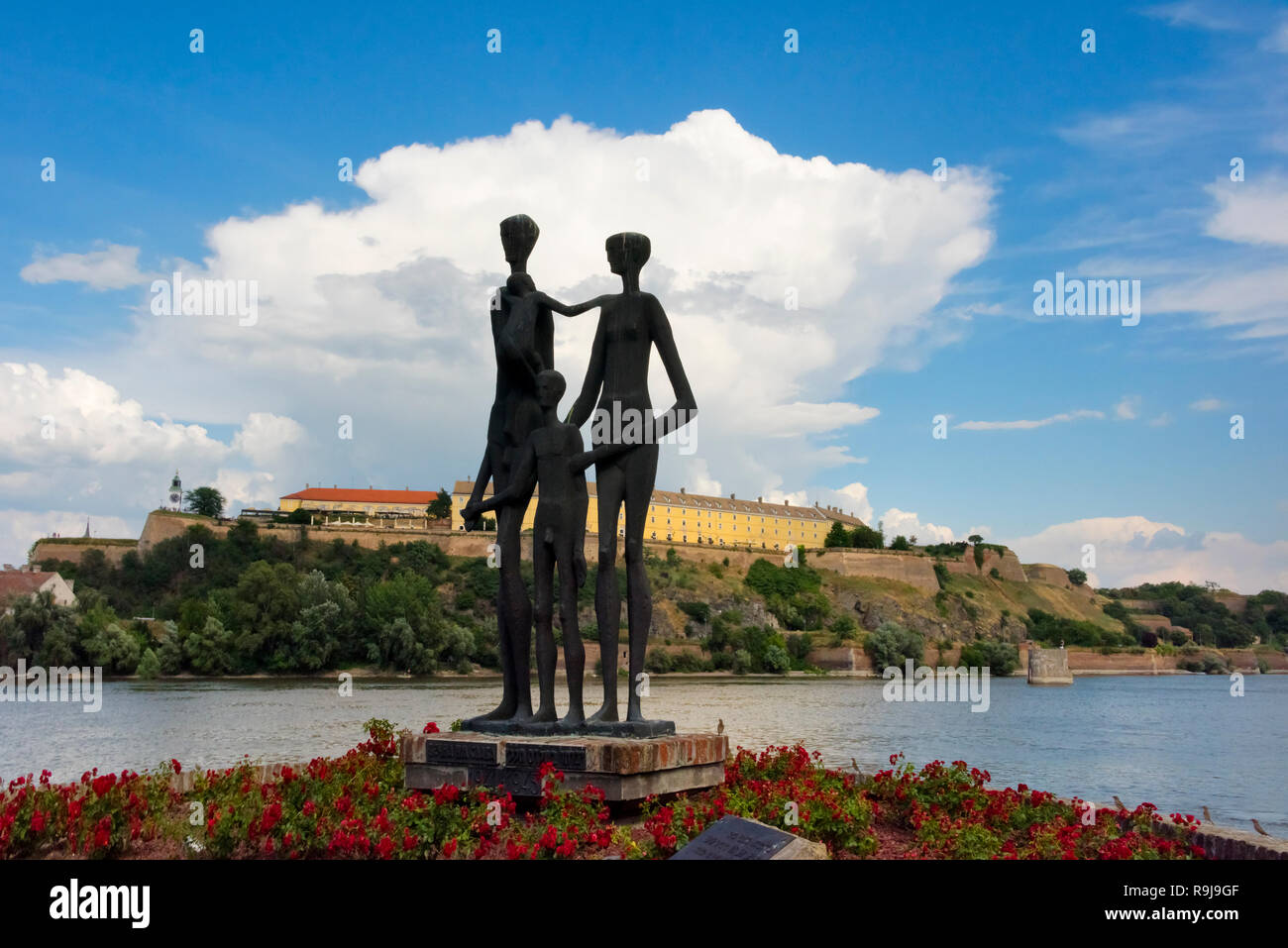 Memoriale per l'esecuzione di massa di serbi, gli ebrei e gli zingari dal fiume Danubio, della Fortezza Petrovaradin in distanza, Novi Sad Serbia Foto Stock