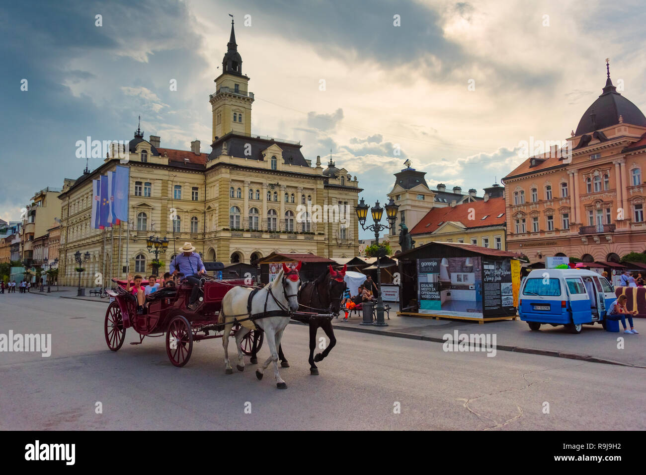 Carrozza a cavallo in Piazza della Libertà, Novi Sad Serbia Foto Stock
