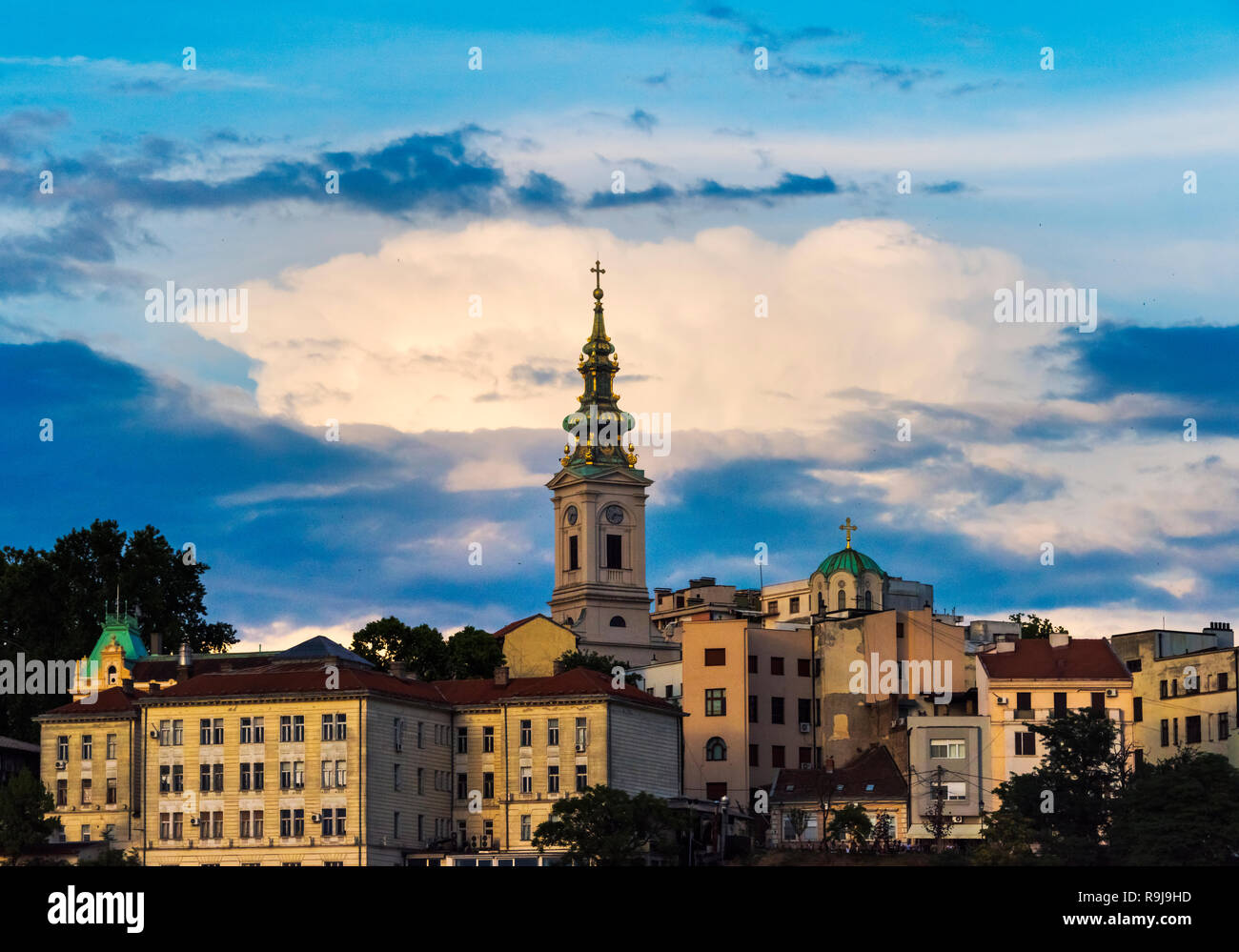 La Chiesa di San Nicola e gli edifici dal fiume Danubio al tramonto, Belgrado, Serbia Foto Stock