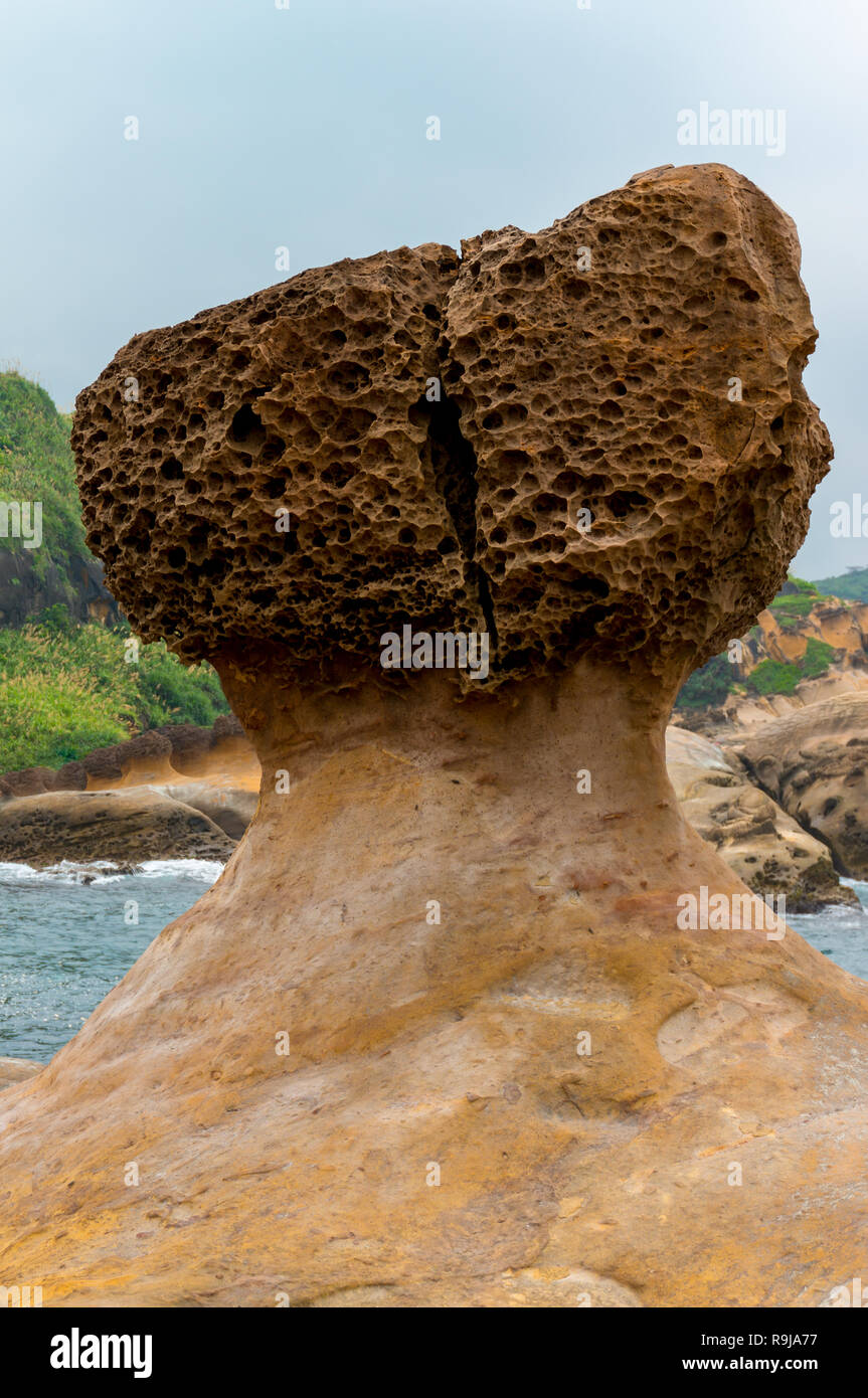 Uniche formazioni geologiche a Yehliu geoparco in Taiwan in una giornata di sole con un cielo blu con alcune nuvole Foto Stock