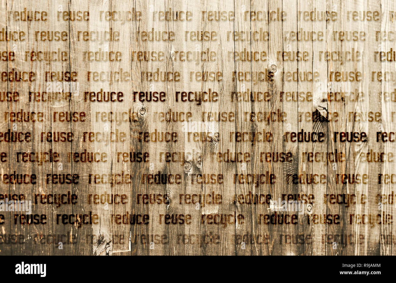 Testo ridurre riutilizzare riciclare bruciato in background in legno. Foto Stock