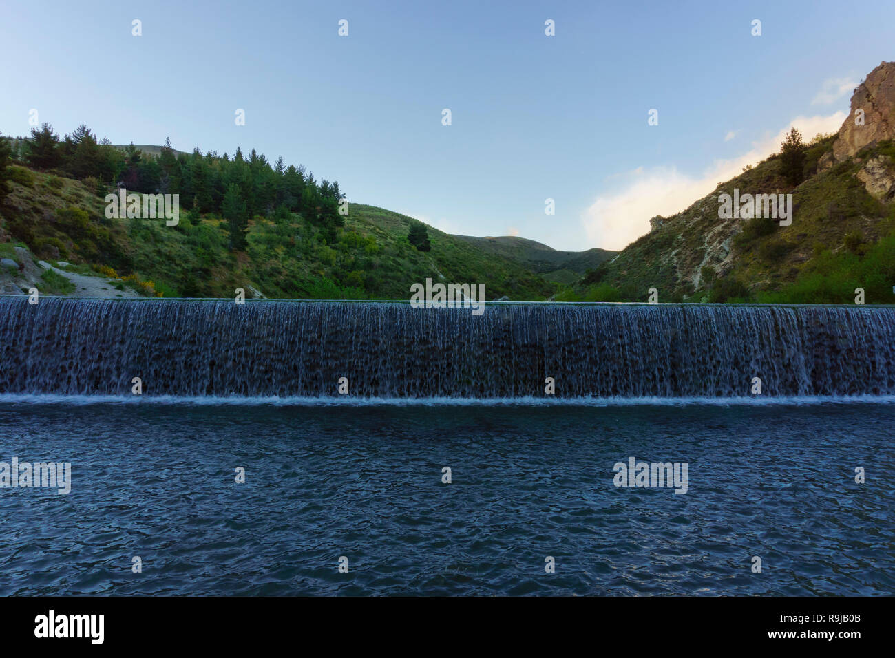 Si scioglie in montagna insenature di aumentare i livelli di acqua durante la primavera in Patagonia, Argentina Foto Stock