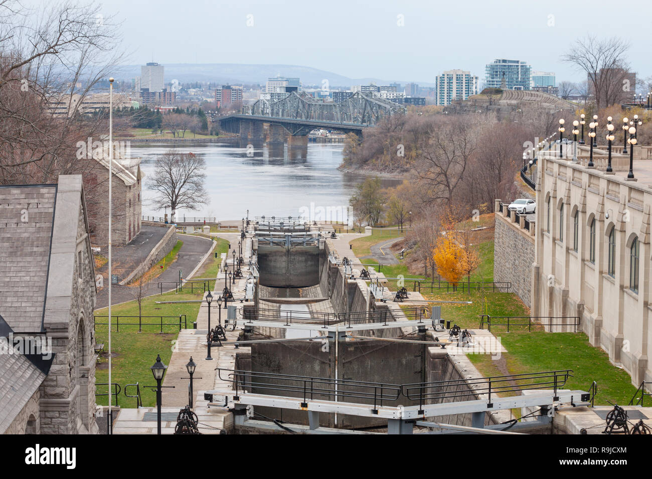 Canale Rideau blocca in Ottawa, Ontario, Canada, con il fiume San Lorenzo, ponte di Alexandra e Gatineau Hull City in background. Il canale e il suo Foto Stock