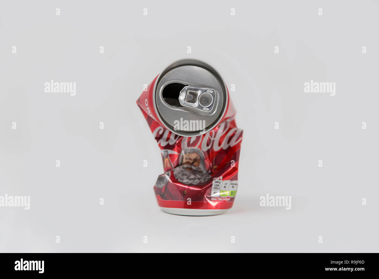 LONDON, Regno Unito - 22 novembre 2018: Coca Cola gusto originale 250 ml Christmas Edition vuoto può essere schiacciato dalla mano, fotografato in uno sfondo bianco Foto Stock