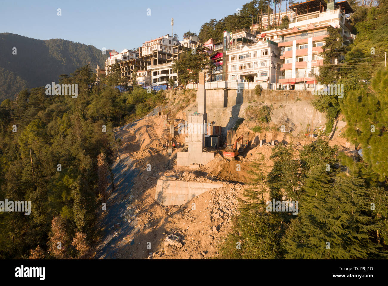 La costruzione dei pilastri di calcestruzzo per Dharamshala per McLeod Ganj funivia in Himachal Pradesh, India Foto Stock