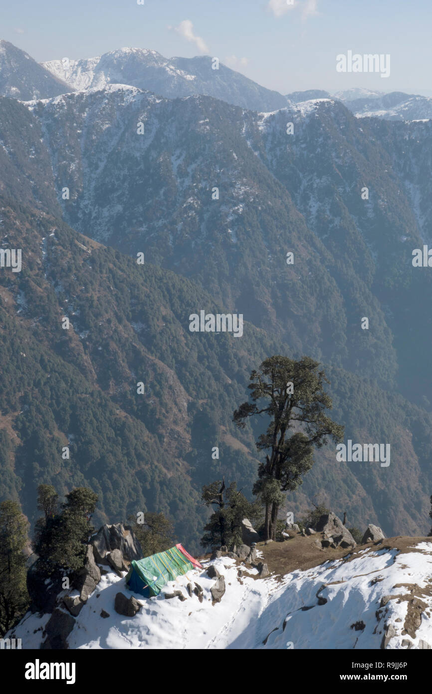 Campeggio a Triund del Dhauladhar varia in Himachel Pradesh, India Foto Stock