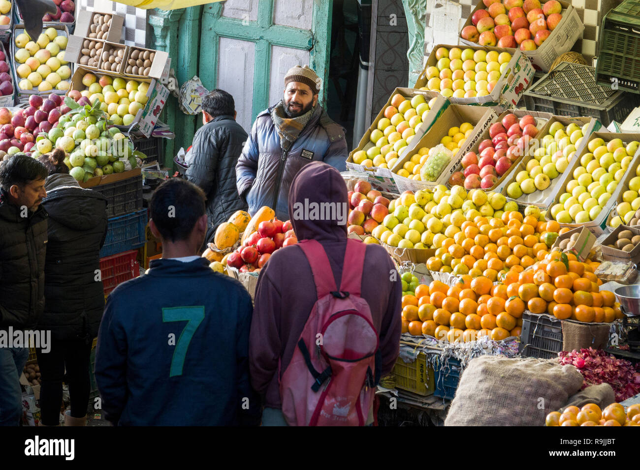 Indiano fornitore di frutta in Lakkar Bazaar, Shimla, India Foto Stock