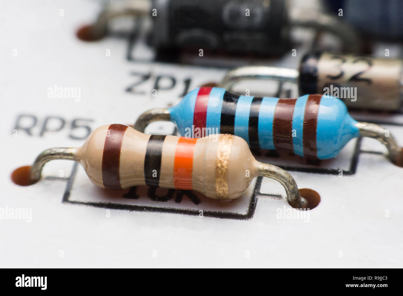 Resistore sul circuito stampato vicino. hardware elettronico Foto Stock