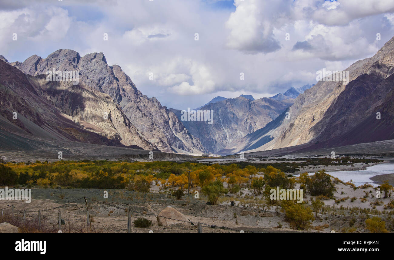 Il Karakorum Montagne sopra Turtuk, Ladakh, India Foto Stock