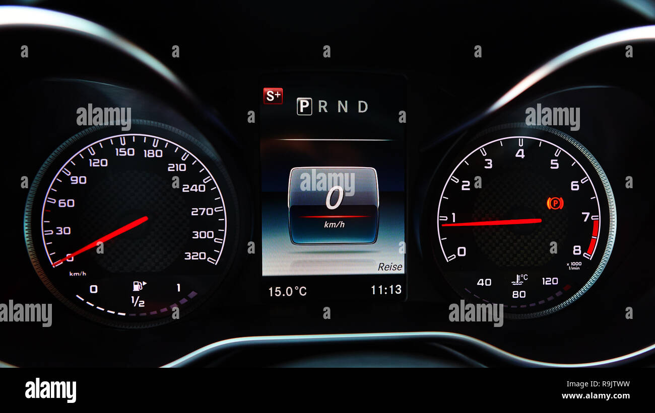 Auto moderna tachimetro. Immagine ravvicinata del cruscotto di un auto Foto Stock