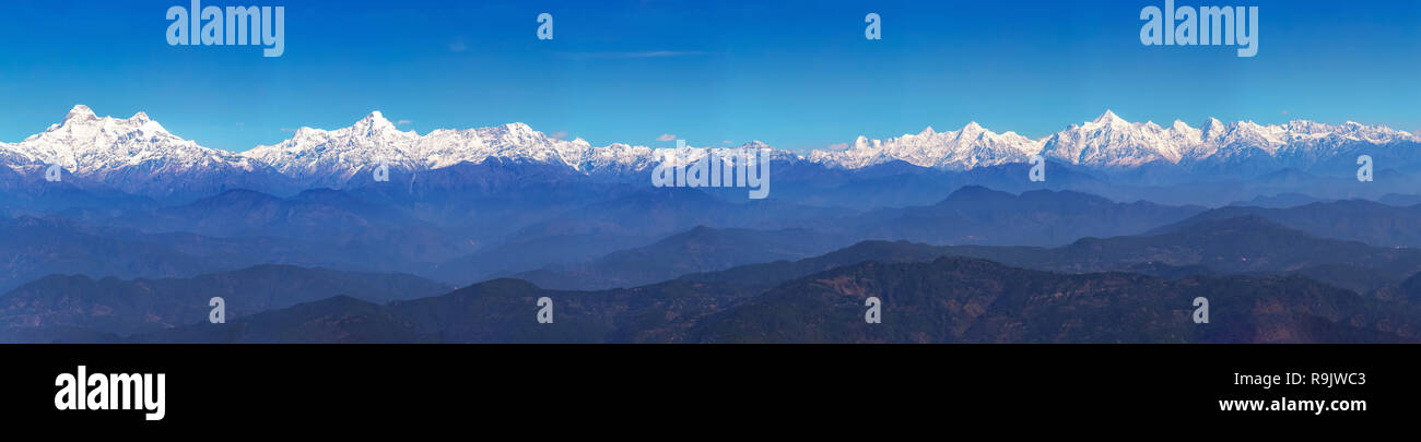 Vista panoramica della intera Kumaon Himalaya gamma notevoli picchi essendo Trishul, del Nanda Devi, Nanda Kot, Panchuli come visto da Binsar Uttarakhand. Foto Stock