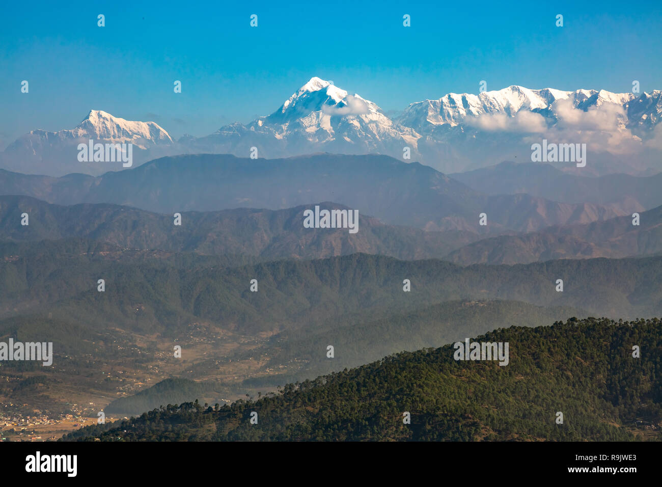 Maestoso Himalaya mountain range con Nandaghunti e Trishul picchi e vista aerea del paesaggio urbano dall'Kausani Uttarakhand. Foto Stock