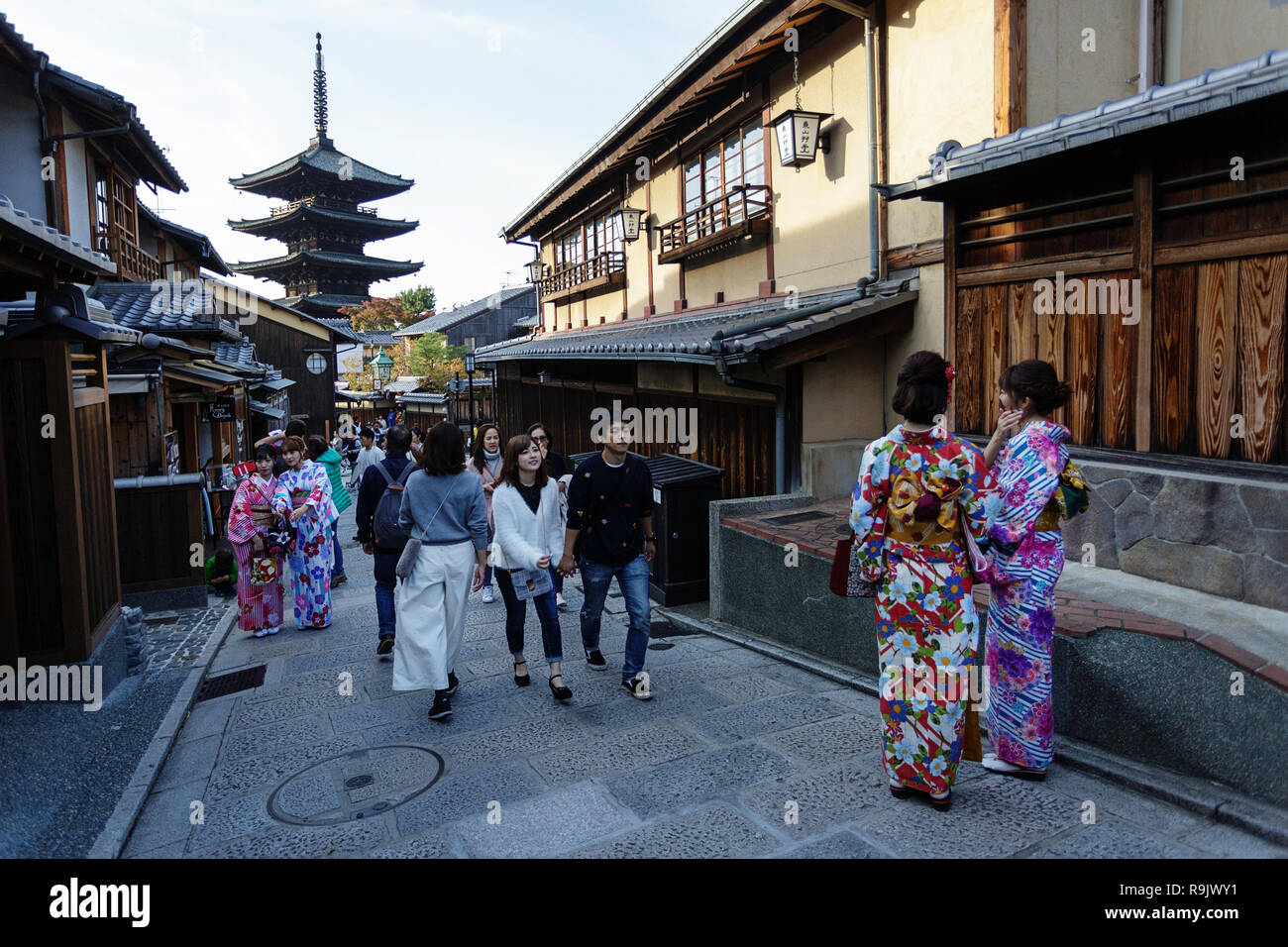 Le donne in abiti tradizionali a Sannen Zaka Street e Yasaka Pagoda, prefettura di Kyoto, Giappone Foto Stock